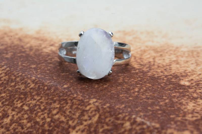 Heilung Edelstein Schmuck - Juni Geburtsstein Weiße Mondstein Ring Hand Montieren Stein Ovale Cabachon Größe 6, 75 Heilung Edelstein Schmuck - Juni Geburtsstein Weiße Mondstein Ring Hand Montieren Stein Ovale Cabachon Größe 6, 75 von VitaGems