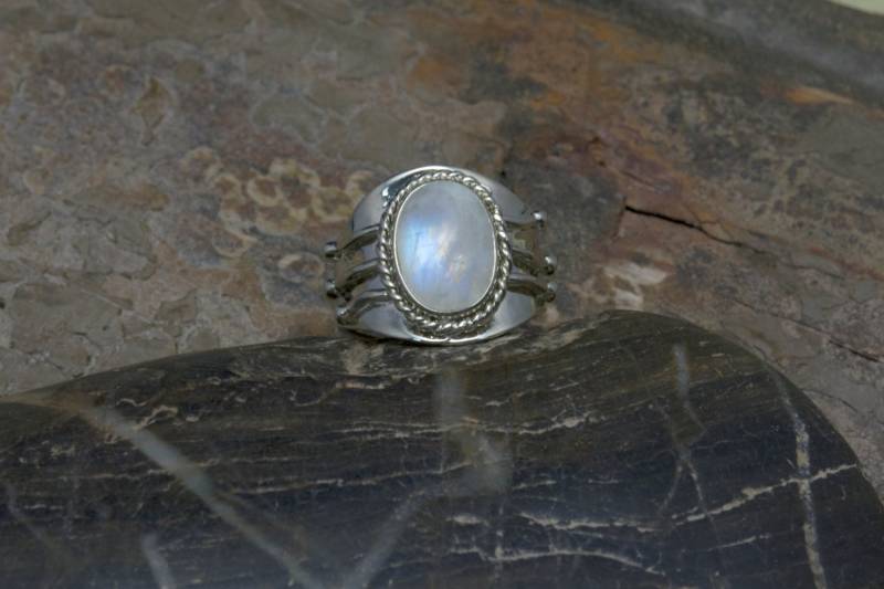 Mondstein Ring Regenbogen Schmuck, Weißen Stein Ring, Lünette Einstellung Edelstein Heilende Kupfer Ring Mondstein Ring Regenbogen Schmuck, Weißen Stein Ring, Lünette Einstellung Edelstein Heilende Kupfer Ring von VitaGems