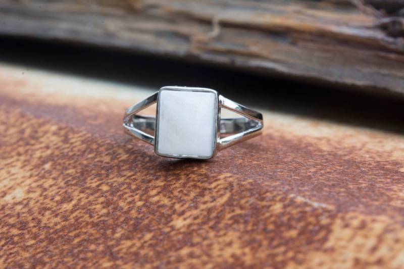 Regenbogen Mondstein Ring, Weißer Dreieck-Edelstein-Ring, Natürliche Edelstein Stein Schmuck - Lünette-Set Größe 7 Regenbogen Mondstein Ring, Weißer Dreieck-Edelstein-Ring, Natürliche Edelstein Stein Schmuck - Lünette-Set Größe 7 von VitaGems