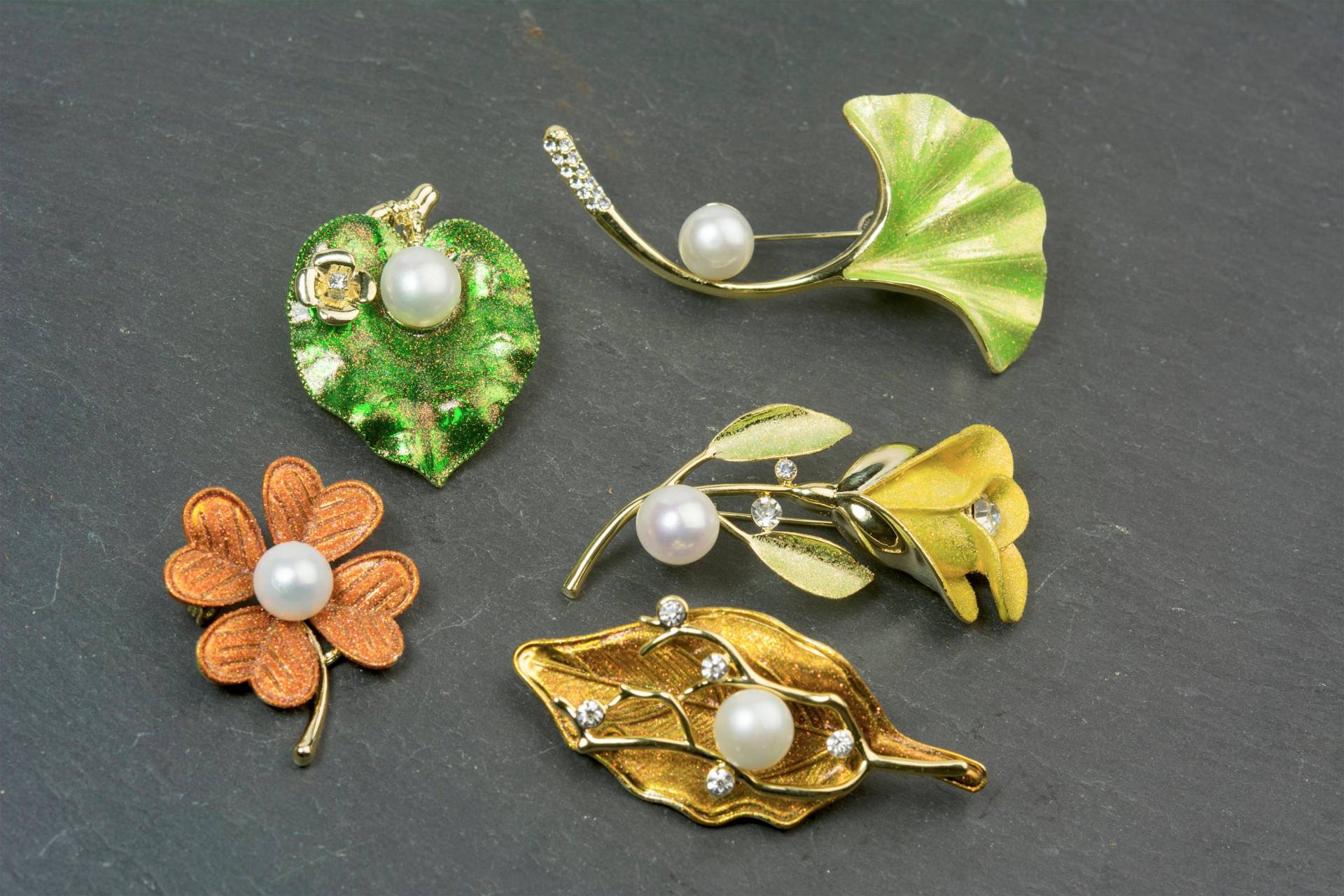 Rosa Blumenbrosche, Goldene Dame Brosche, Grünes Blatt Weiße Perle Frauen Messing Geschenk Für Sie von VitaGems