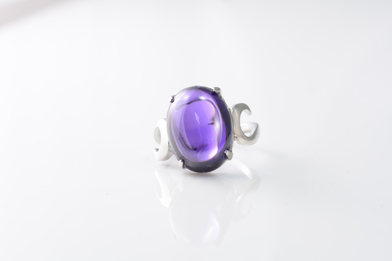 Saphirfarbener Cubic Zircon Ring Oval Cabochon, Kupferband - Größe 6, 5 von VitaGems