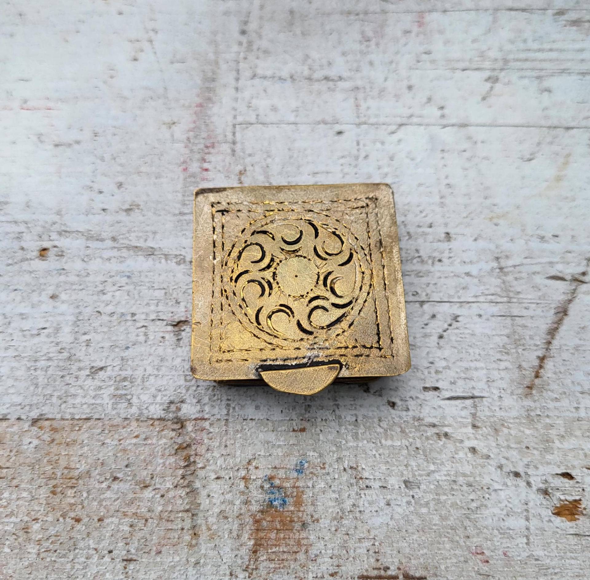 Antike Geklöppelte Pillendose Antike Geklöppelte Pillendose von VitaMonella