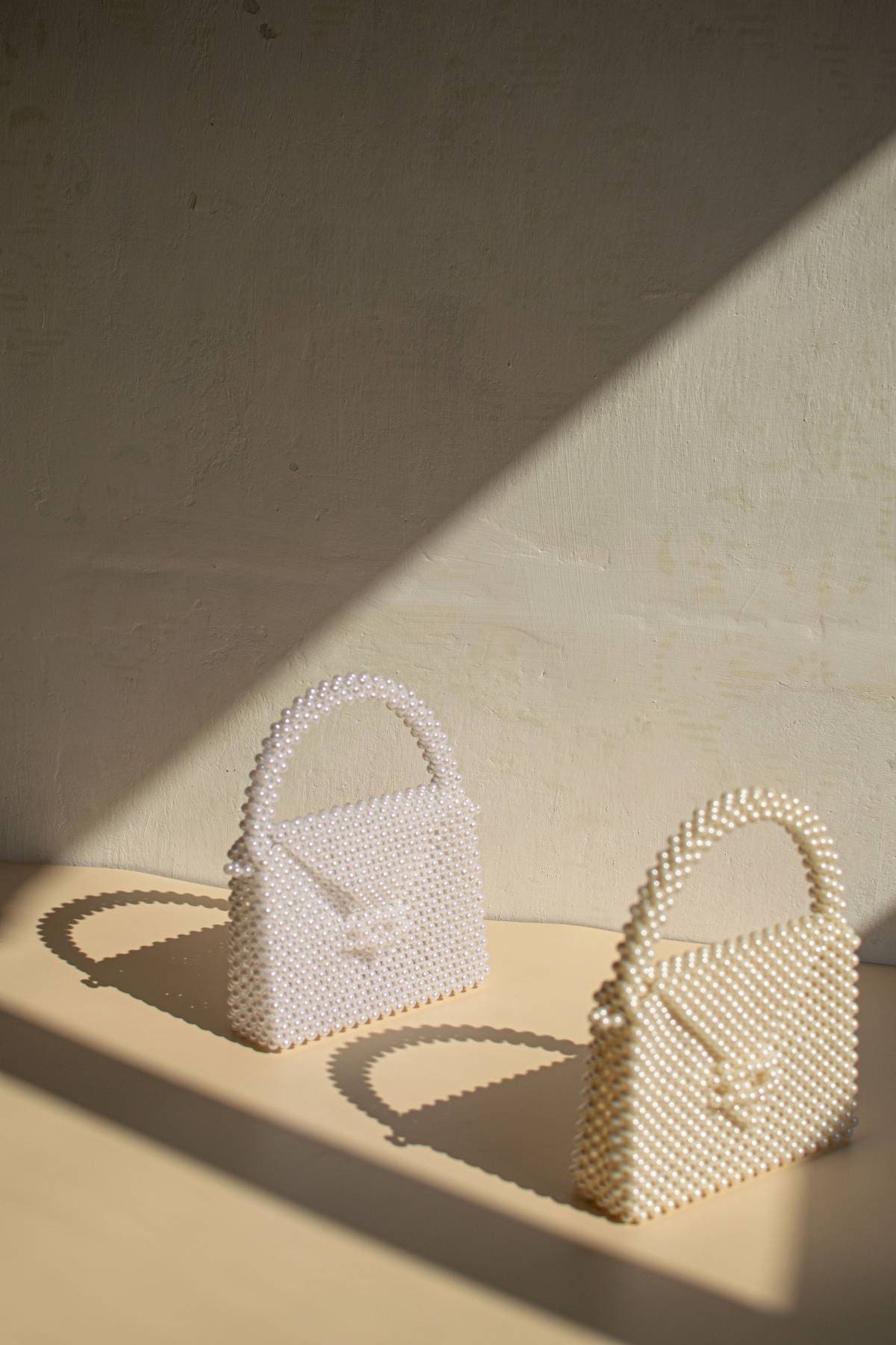 Retro Weiße Perlenperlentasche An Einem Gurt, Hochzeitshandtasche, Maßgeschneiderte Tasche, Personalisiertes Geschenk Für Nichte von VitakaJewelry