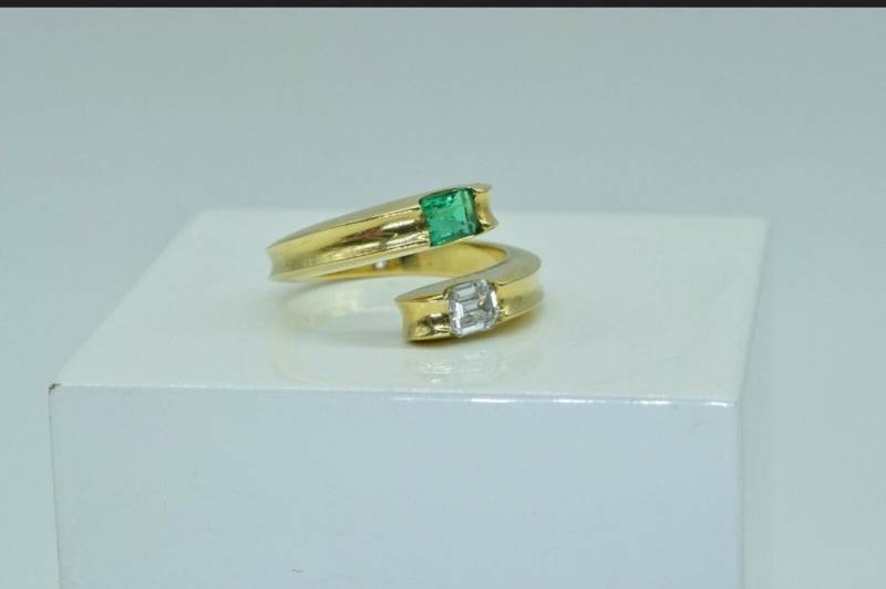 Damenring Smaragd Mit Diamanten Emerald Cut Gelbgold 585 14 Karat Damenring Smaragd Mit Diamanten Emerald Cut Gelbgold 585 14 Karat von VitorioJewels