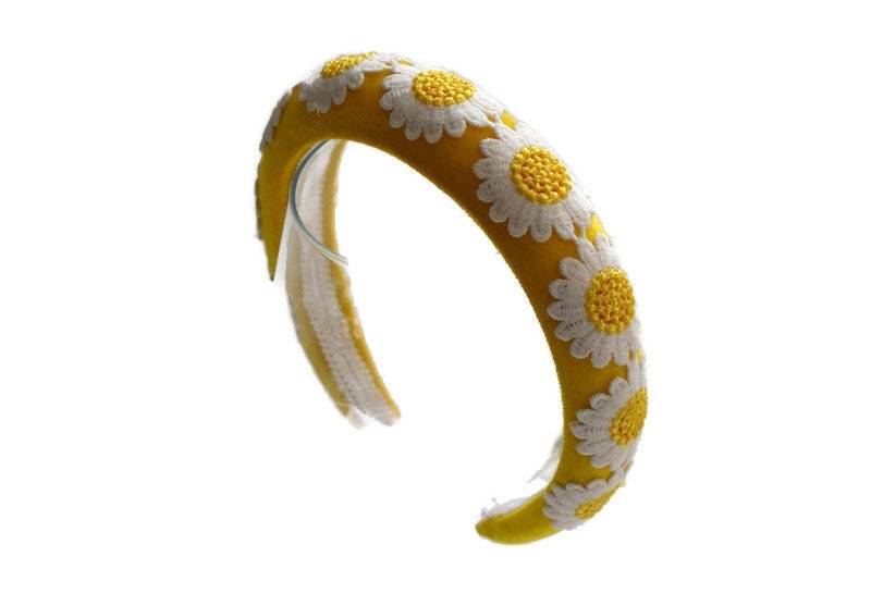 Daisy Yellow Schönes Gepolstertes Samtstirnband/Haarband Mit Gestickter Gänseblümchenverzierung, Perfekte Hochzeit/Anlass-Accessoire Sommerkrone Daisy Yellow Schönes Gepolstertes Samtstirnband/Haarband Mit Gestickter Gänseblümchenverzierung, Perfekte Hochzeit/Anlass-Accessoire Sommerkrone von VivaLaDuchesse
