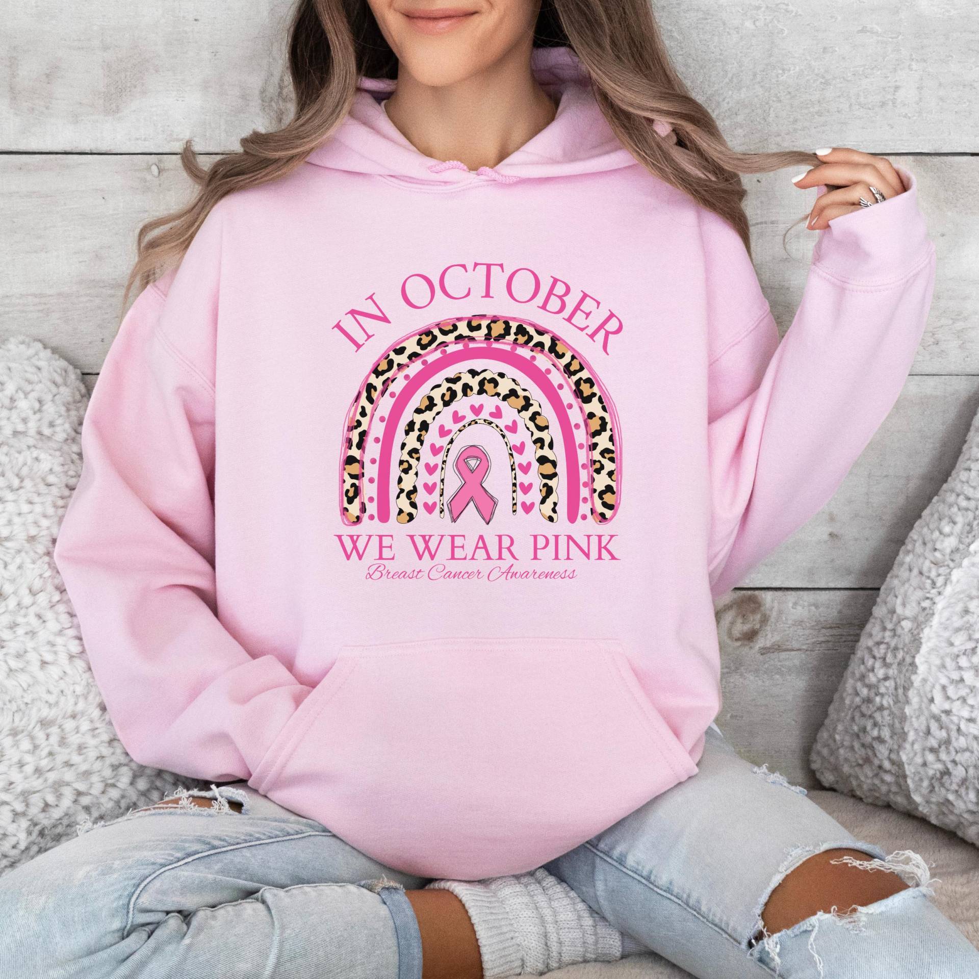 Im Oktober Tragen Wir Pink - Sweatshirt, Geschenk Zur Unterstützung Von Frauen Mit Krebs, Sweatshirt Für Krebsbetroffene, Pinkes von VivaLeya