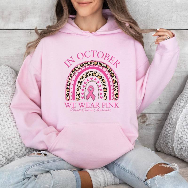 Im Oktober Tragen Wir Pink - Sweatshirt, Geschenk Zur Unterstützung Von Frauen Mit Krebs, Sweatshirt Für Krebsbetroffene, Pinkes von VivaLeya