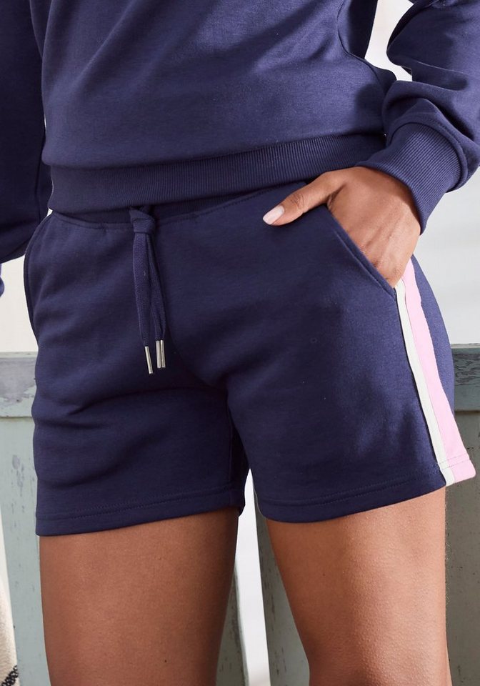 Vivance Sweatshorts -kurze Hose (1-tlg) mit Kontrast Einsätzen, Loungeanzug von Vivance