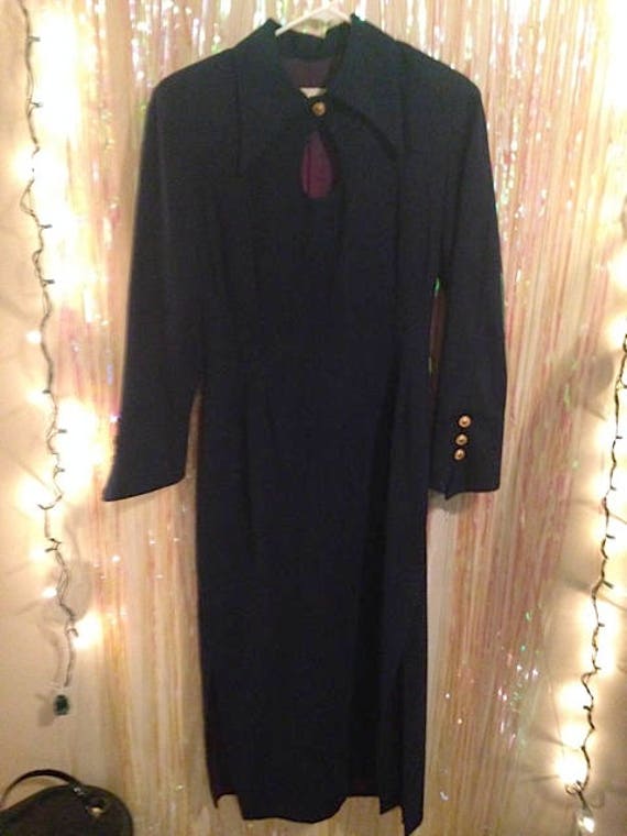 Alberto Makali Vintage Navy Blauen Kleid Mit Seitlichen Schlitze, Schlüsselloch-Top Verschluss Gold Vintage-Tasten Alberto Makali Vintage Navy Blauen Kleid Mit Seitlichen Schlitze, Schlüsselloch-Top Verschluss Gold Vintage-Tasten von VivasVintageEmporium