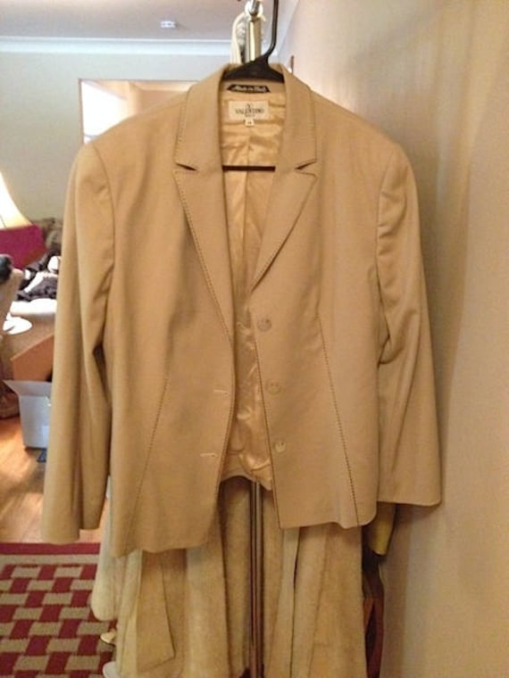 Valentino Vintage Beige Blazer/Jacke Mit Kräftigen Nähten Und Schrulligen Knöpfe Valentino Vintage Beige Blazer/Jacke Mit Kräftigen Nähten Und Schrulligen Knöpfe von VivasVintageEmporium