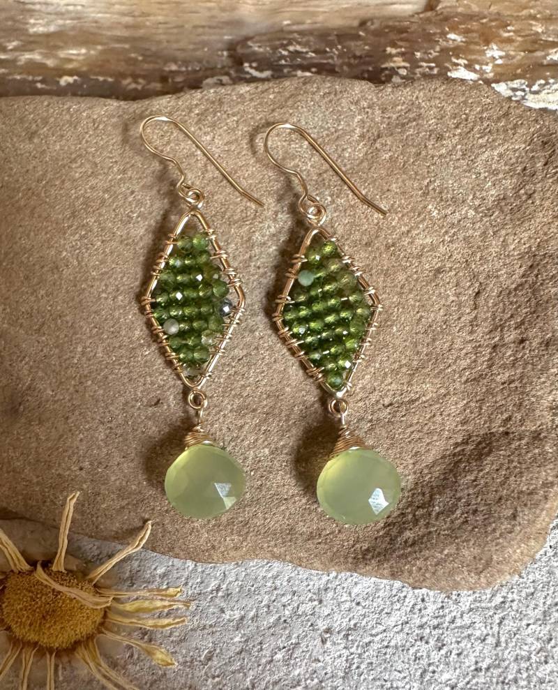 Chromdiopsid Und Grüner Chalcedon Edelstein Gold Handgemachte Ohrhänger von VivianRDesigns