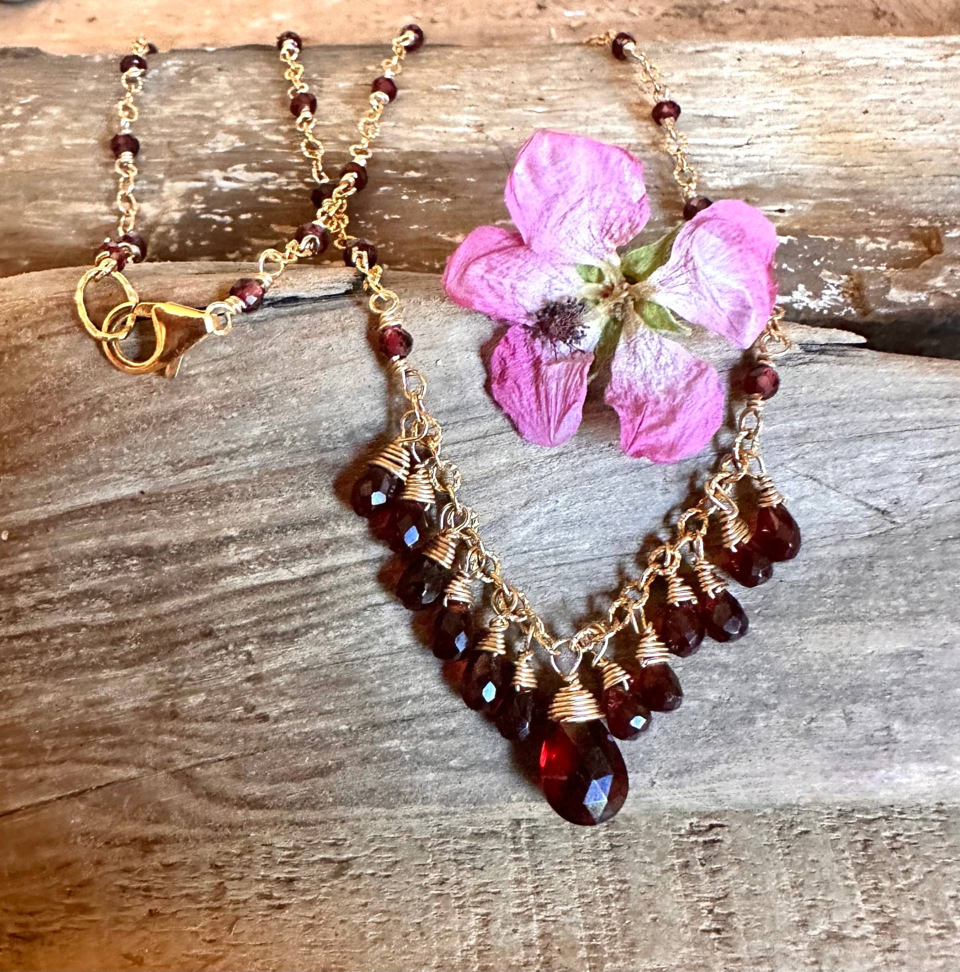 Goldanhänger Granat Edelstein Kette von VivianRDesigns