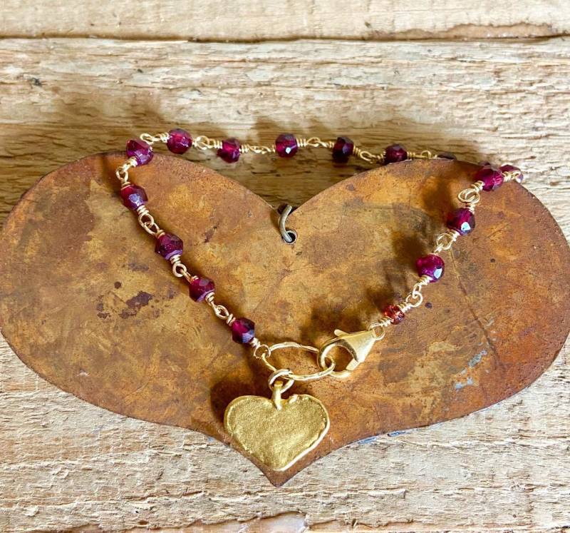 Granat Edelstein Gold Herz Charm Handgemachtes Armband von VivianRDesigns