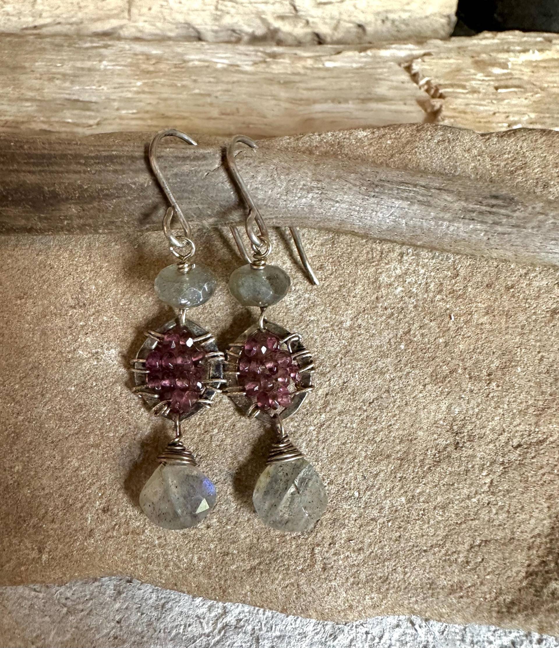 Granat Und Labradorit Edelstein Silber Handgemachte Ohrringe Granat Und Labradorit Edelstein Silber Handgemachte Ohrringe von VivianRDesigns