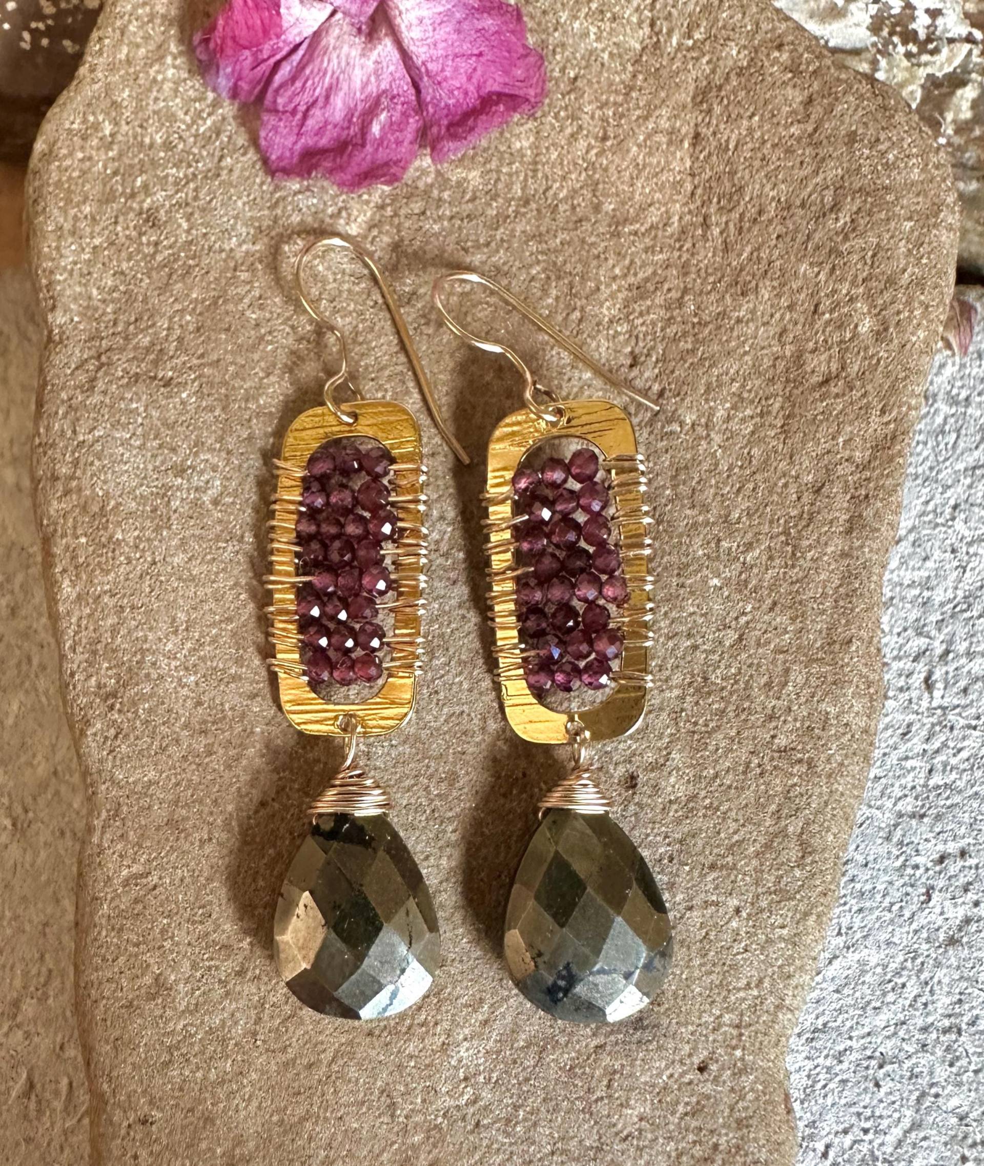 Granat Und Pyrit Edelstein Gold Handgefertigte Ohrringe Granat Und Pyrit Edelstein Gold Handgefertigte Ohrringe von VivianRDesigns