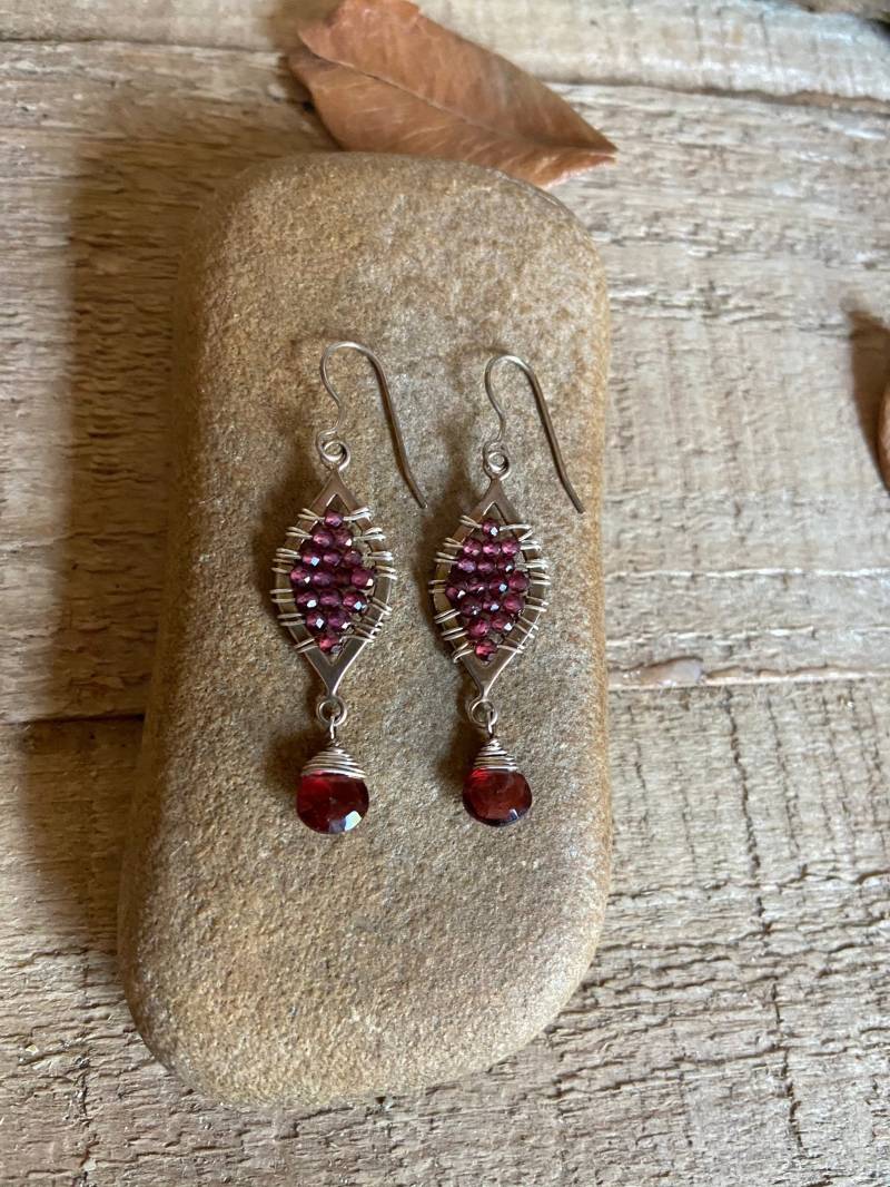 Handgefertigte Silber Ohrringe Mit Granat Edelsteinen von VivianRDesigns