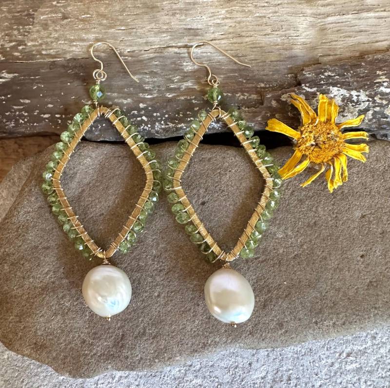 Handgemachte Creolen Aus Edelstein Peridot Und Süßwasserperle von VivianRDesigns