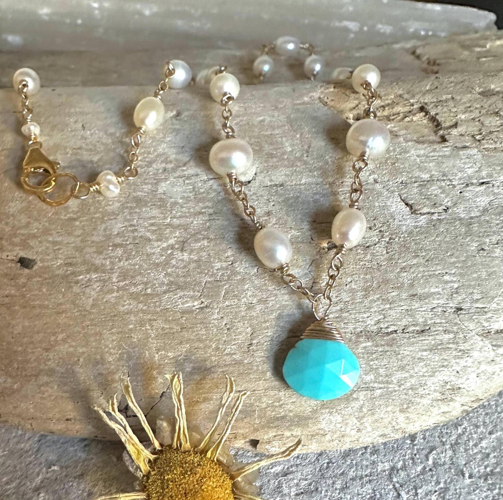 Handgemachte Halskette Mit Süßwasserzuchtperlen Und Türkis Edelstein Gold Anhänger von VivianRDesigns
