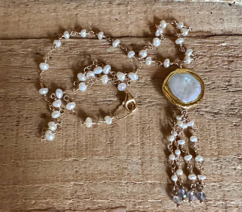 Handgemachte Quasten-Halskette Mit Süßwasser-Zuchtperlen, Iolith Und Mondstein-Edelstein von VivianRDesigns