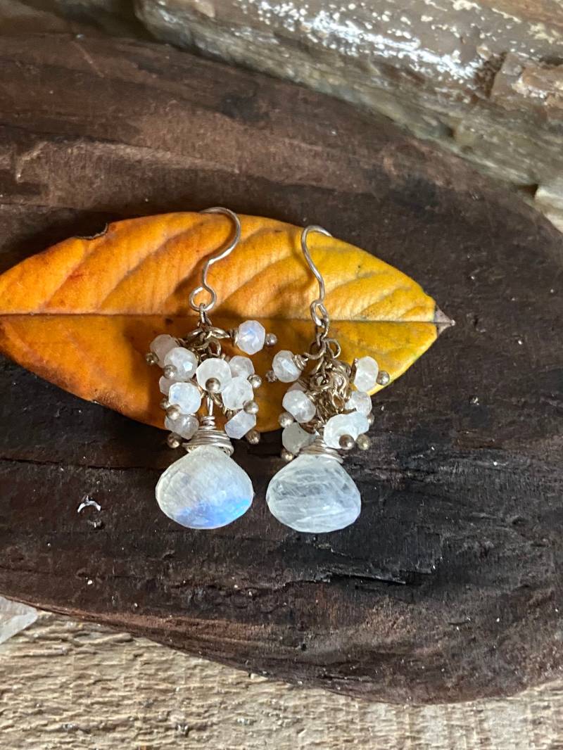 Mondstein Edelstein Silber Handgemachte Ohrhänger von VivianRDesigns