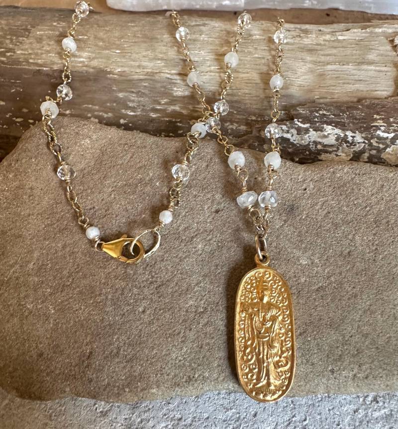 Mondstein Und Quarz Kristall Edelstein Gold Charme Handgemachte Halskette von VivianRDesigns