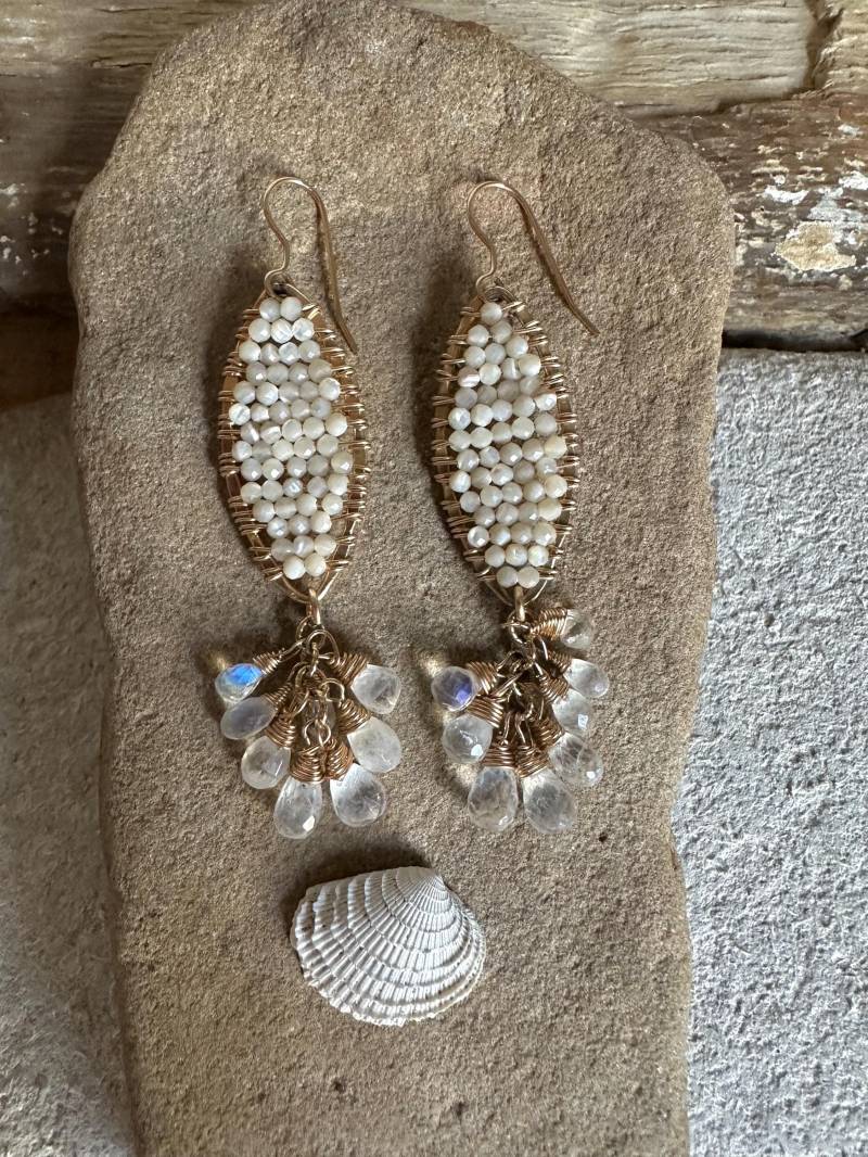 Perlmutt Und Mondstein Edelstein Gold Creolen Handgefertigt von VivianRDesigns
