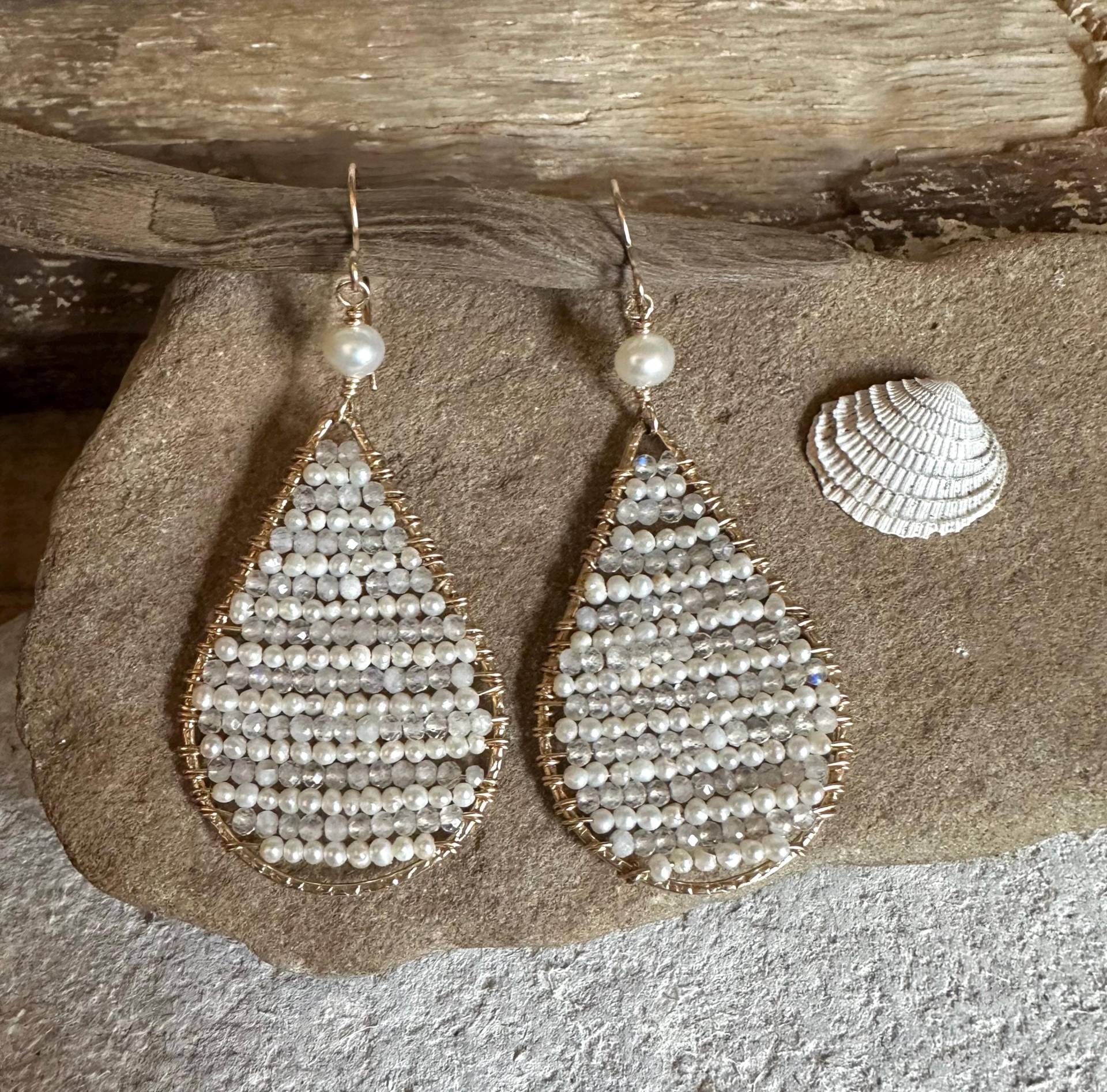 Schöne Handgemachte Creolen Mit Süßwasserzuchtperle Und Mondstein von VivianRDesigns