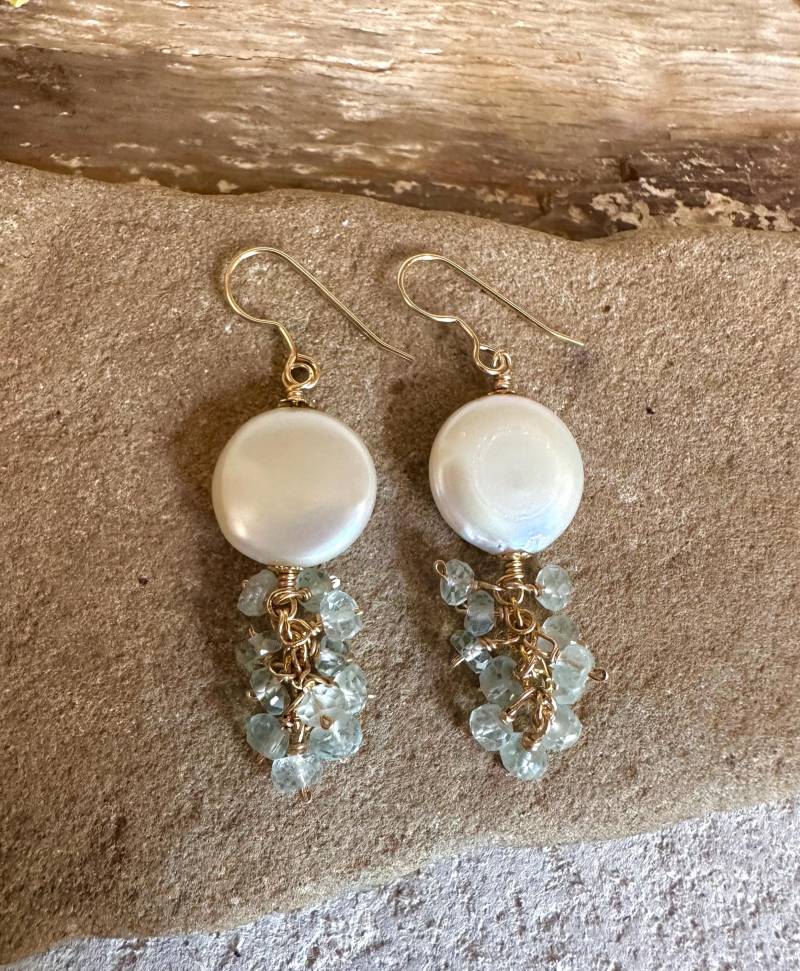 Süßwasser Perle Und Aquamarin Edelstein Gold Handgemachte Ohrhänger von VivianRDesigns