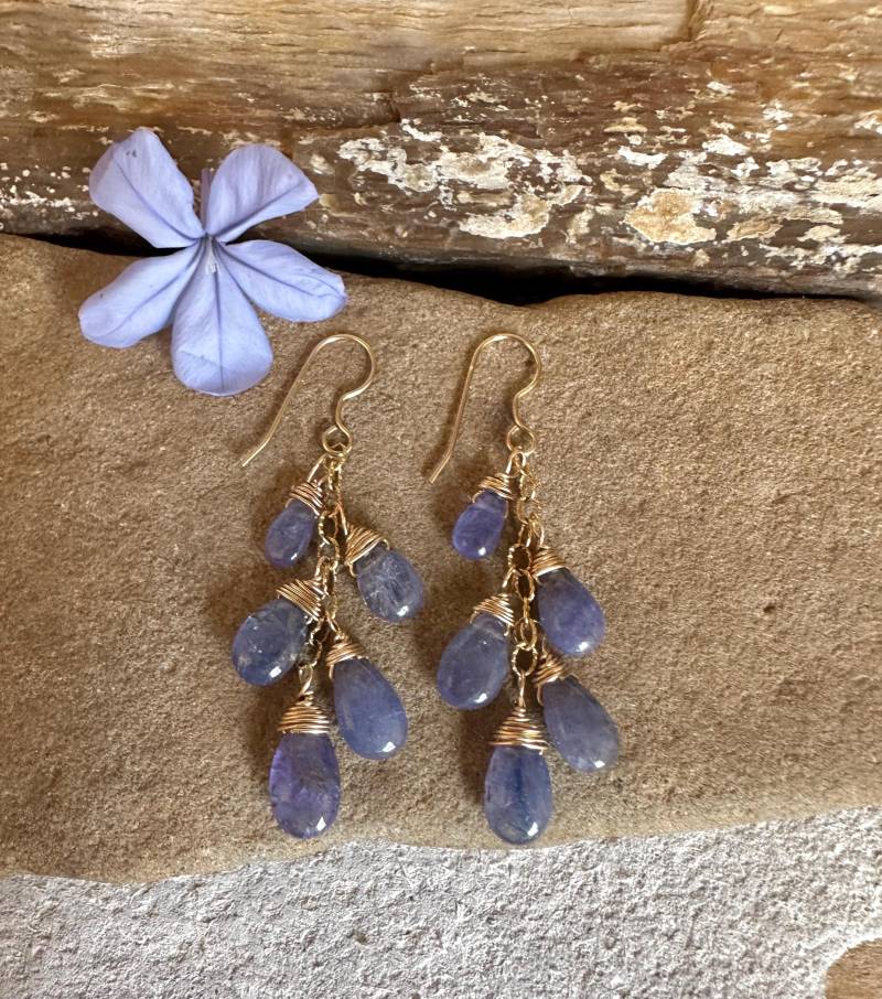 Tansanit Edelstein Gold Baumeln Handgemachte Ohrringe von VivianRDesigns