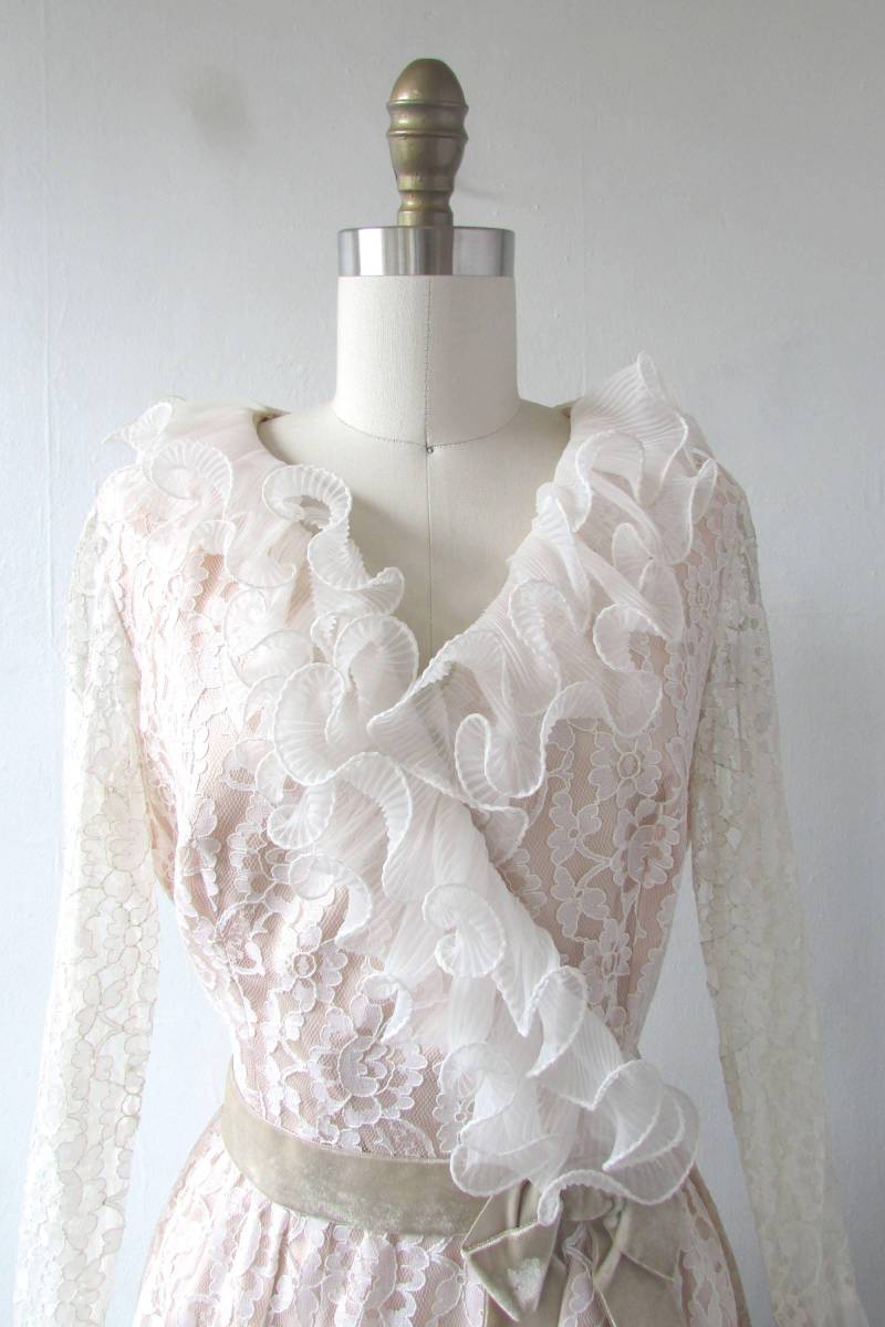 Vintage 1960S Cocktailkleid Aus Weißem Samt Mit Weißer Spitze Und Rüschen in Champagner-Beige von VivianVintage8