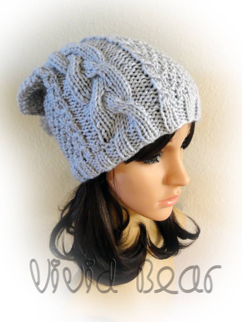 Ausverkauf. Sofort Versandfertig. Licht Grau Kabel Bommelmütze. Mütze. Frau Hut. Warme Winter-Accessoire von VividBear