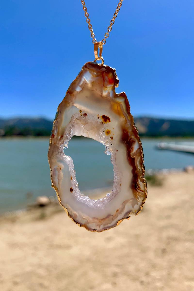 Creme Braun Gebändert Achat Scheibe Anhänger Halskette - Mittelgroße Unregelmäßige Vergoldete Kristall Mineral I1204 von VividBloom