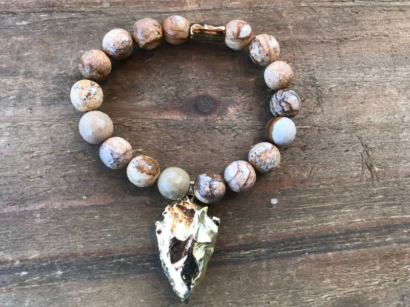 Creme Braunes Flussstein Armband Mit Vergoldetem Quarz Pfeilspitzen Anhänger - Heilkristall Edelstein Schmuck K1028 von VividBloom