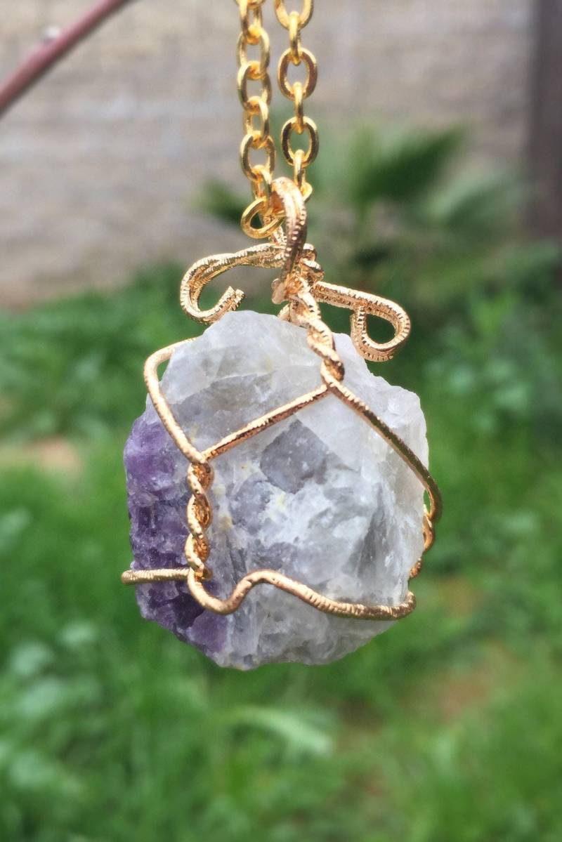 Raue Fluorit Quarz Kristall Halskette - Golddraht Gewickelt Anhänger Boho Schmuck Heilkristalle I1005 von VividBloom