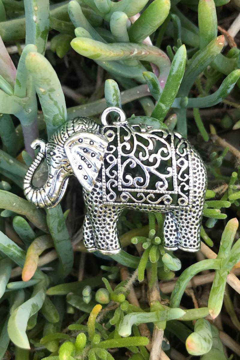 Silberfarbener Verzierter Elefant Charm Halskette - Boho Retro Schmuck Erschwingliches Geschenk Für Sie Und Ihn I1077 von VividBloom