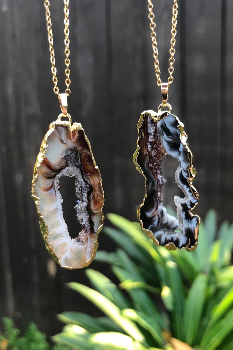 Unregelmäßige Vergoldete Achat Scheibe Halskette - Braun Schwarz Gebändert Anhänger Kristall Mineral I1134 von VividBloom