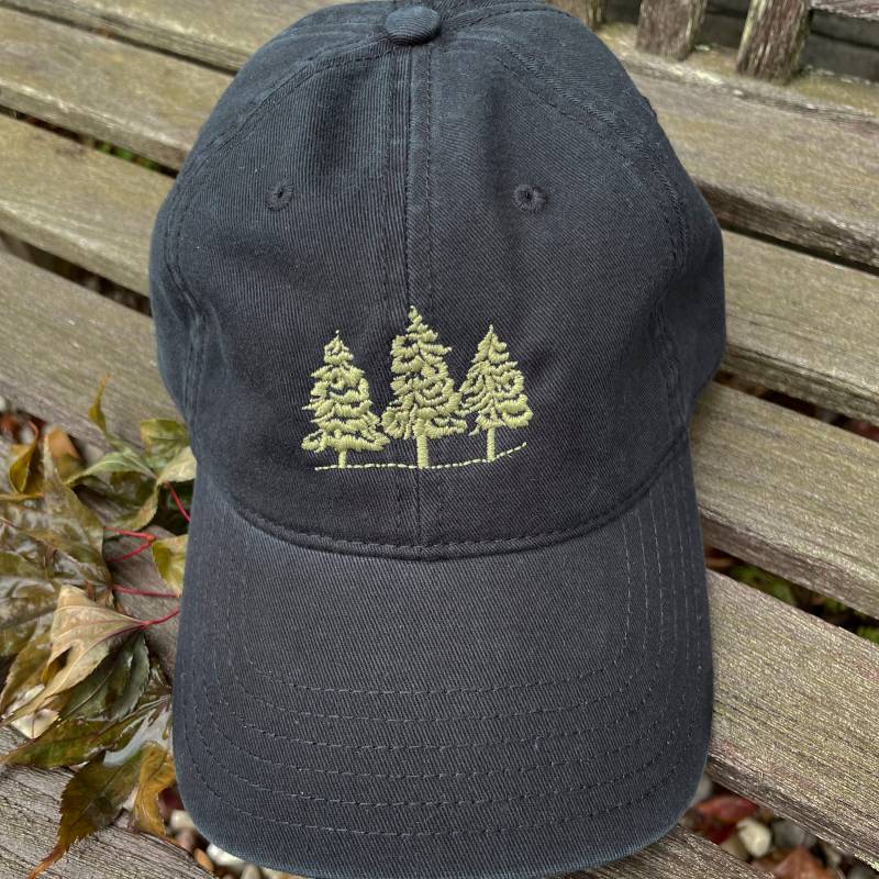 Pine Tree Baseball Hut - Schwarze Hut Mit Olivgrün Gestickten Kiefernbäumen - Mountain Time - Life Of Trees - Unisex Kleidung von VividDogStudios
