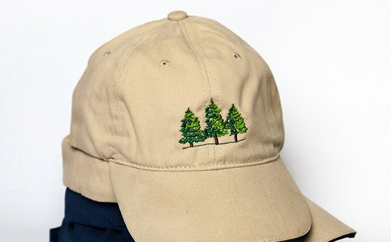 Pine Trees Gestickt Auf Kahiki Baseball-Hut - Perfekter Sommer Outdoor Camping Ausrüstung Pine Trees Gestickt Auf Kahiki Baseball-Hut - Perfekter Sommer Outdoor Camping Ausrüstung von VividDogStudios