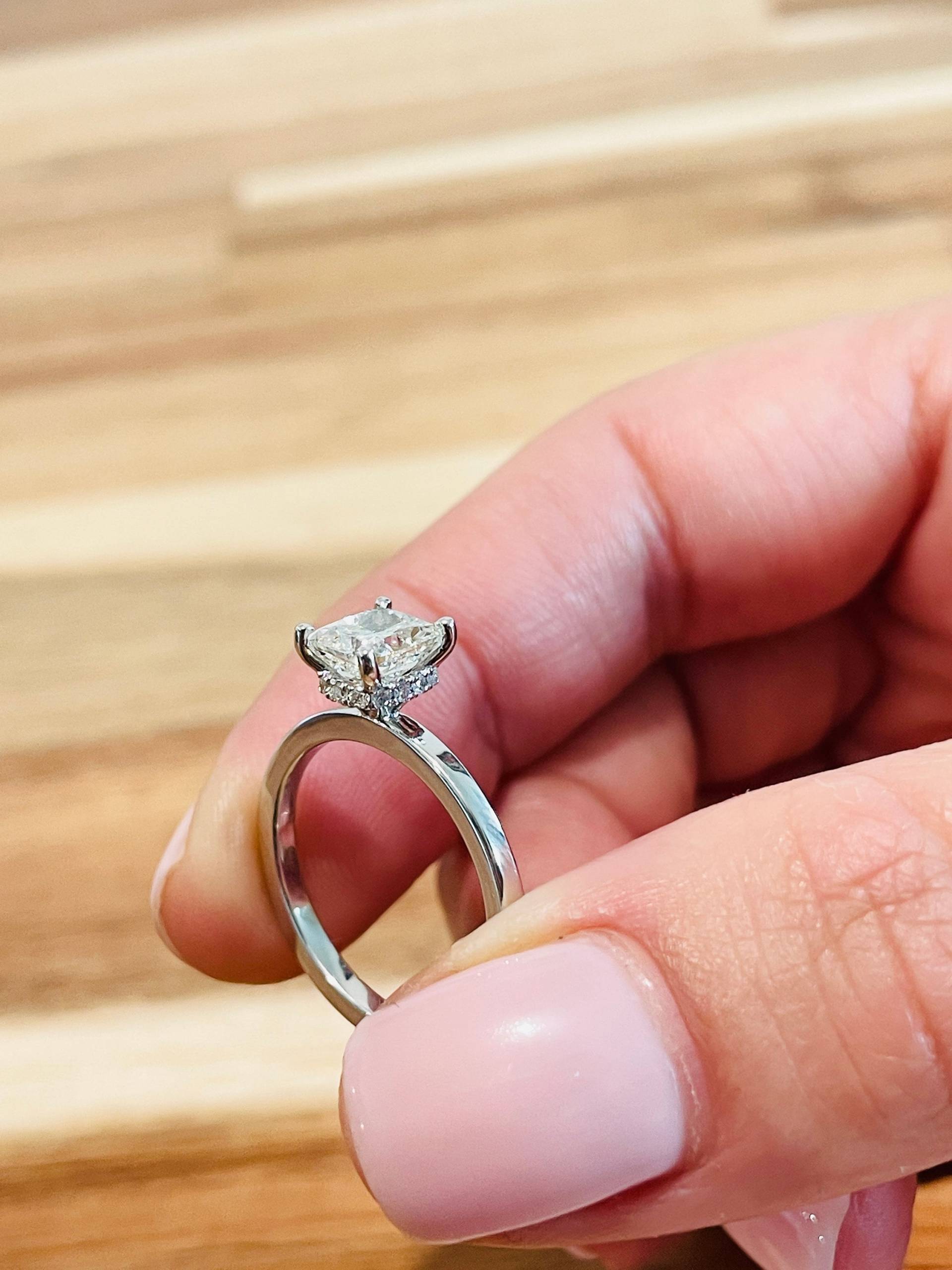 Länglicher 1.40Ct Kissen Diamant Versteckter Halo Verlobungsring Naturdiamant H/Vvs2 14K Weißgold von VividSparkle