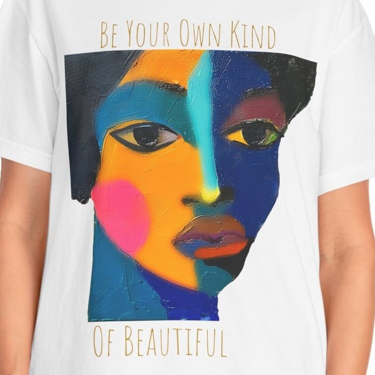 T-Shirt - Be Your Own Kind Of Beautiful. Black Woman. Afro Design von VividVibePOD