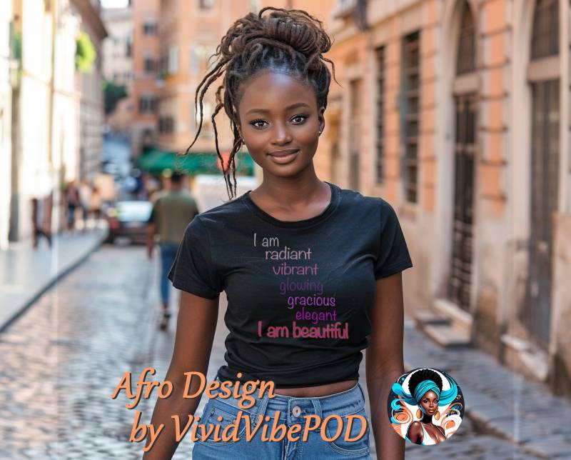 T-Shirt - I Am Radiant, Vibrant, Glowing, Gracious, Elegant. Beautiful Afro Design For Women. Melanin Affirmation von VividVibePOD