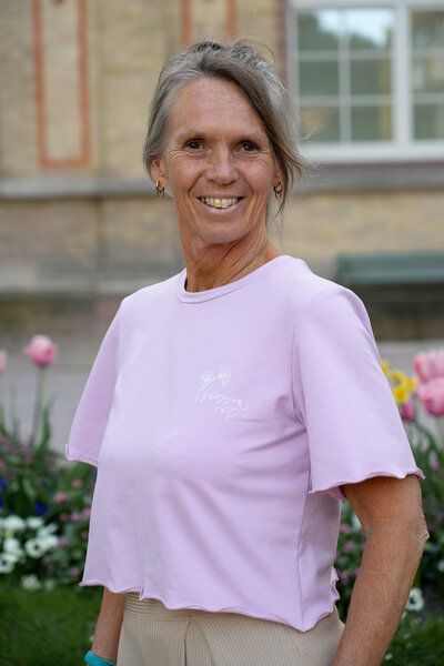 Vivien Joy Florales Crop-Shirt mit verspieltem Rückenausschnitt - Blossom Out T-Shirt von Vivien Joy