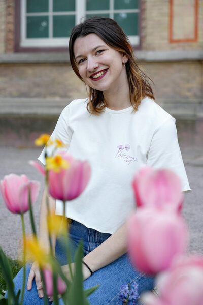 Vivien Joy Florales Crop-Shirt mit verspieltem Rückenausschnitt - Blossom Out T-Shirt von Vivien Joy