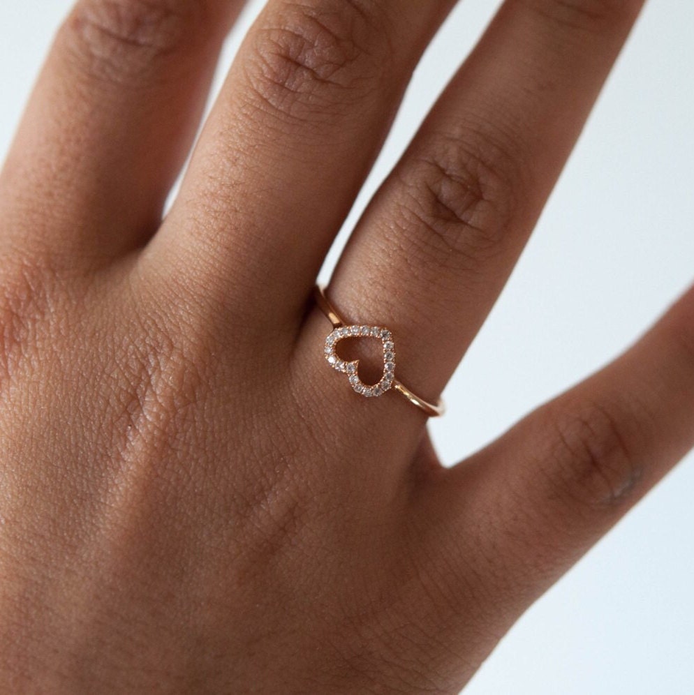 18K Rose Gold Diamant Herz Ring Pave Stapelring, Größe 6 3/4 von VivienFrankDesigns