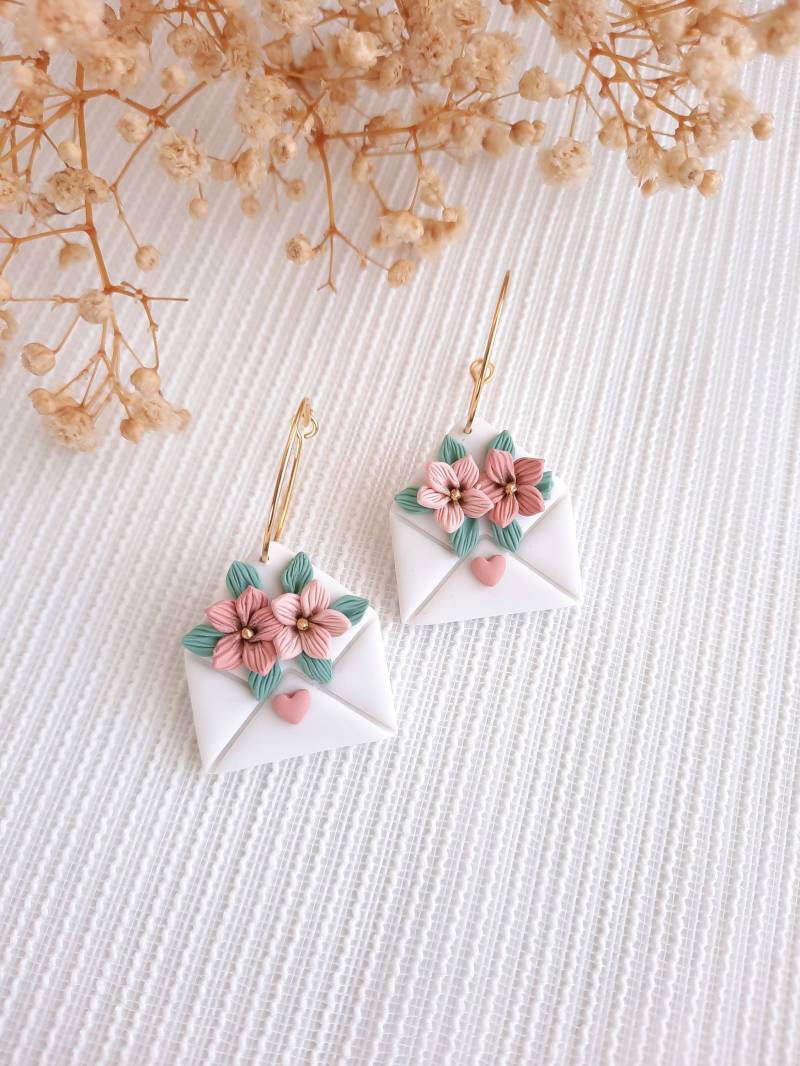 Florale Liebesbrief Ohrringe Handgefertigte Polymer Clay, 24K Vergoldet von Viviendesignstudio