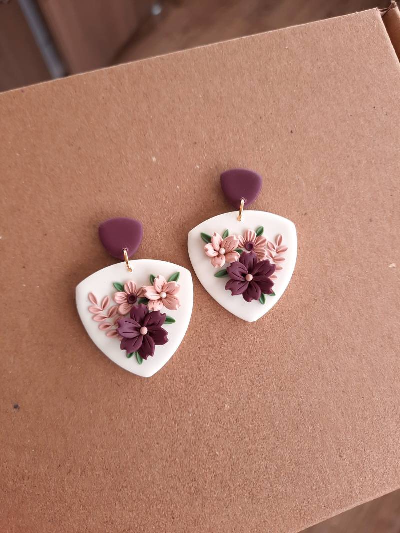 Dunkellila Blumenohrringe Aus Ton Handgemachte Blumenschmuck von Viviendesignstudio