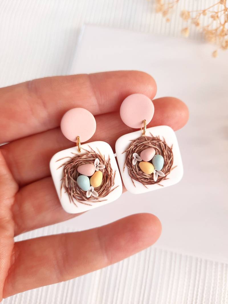 Handgemachte Vogelnest Ohrringe Aus Polymer Clay Cottagecore Schmuck Handgemachte Vogelnest Ohrringe Aus Polymer Clay Cottagecore Schmuck von Viviendesignstudio