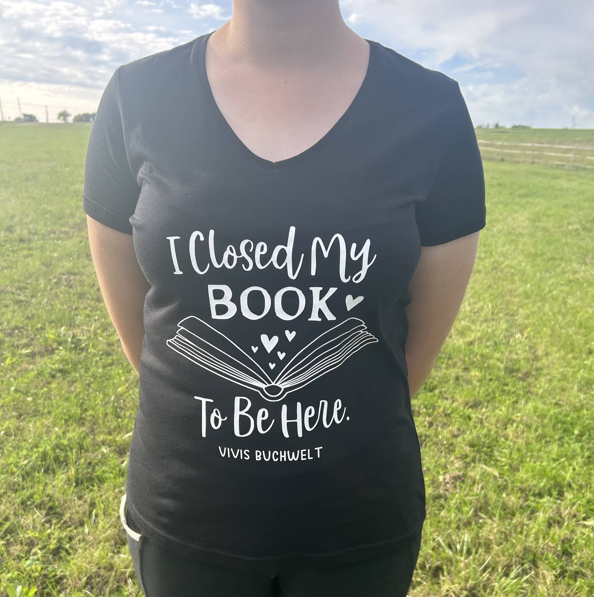 T-Shirt „I Closed My Book To Be Here" von Vivisbuchwelt