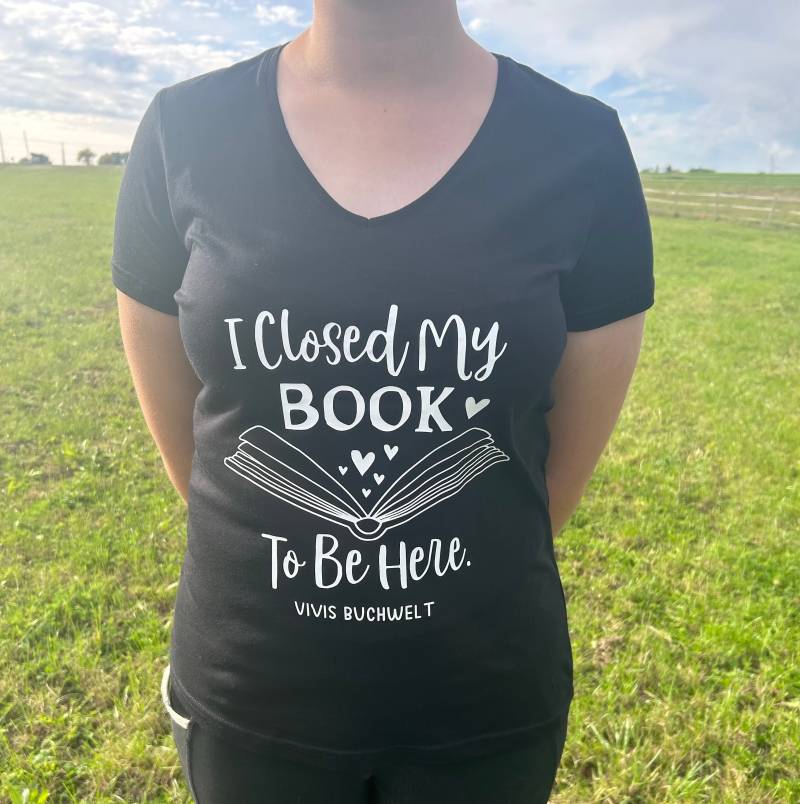 T-Shirt „I Closed My Book To Be Here" von Vivisbuchwelt