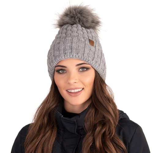 Vivisence Wintermütze Mit Bommel Damen Perfekte Passform Warmes Bommelmütze Herbst Frauen Mütze Für Winter Aufgerolltem Design Für Extra Wärme Ideal Für Kalte Wintertage Modell, Hellgrau,Einheitsgröße von VIVISENCE